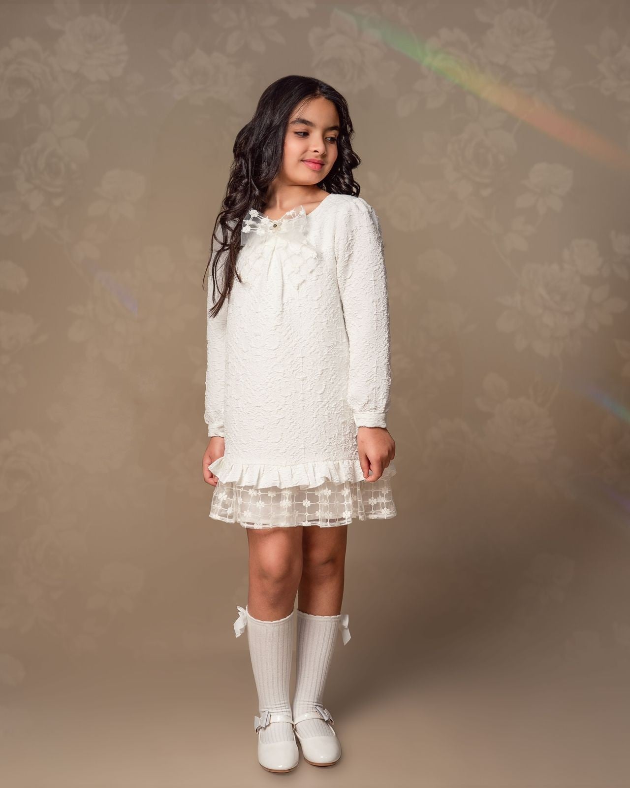 فستان أبيض كلاسيكي للفتيات